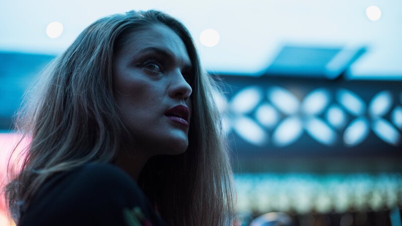 The Club Manager brings Nina (MICHELLE ALLEN) to meet the Detectives (MICHAEL BUNDRED) (GREGORIO DA MATA). – Bild: Discovery Communications/​Anika Molnár