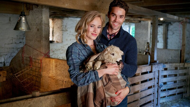 Ist Aaron (Max Befort) der richtige Mann für Holly (Valerie Huber)? – Bild: SRF/​ZDF/​Jon Ailes