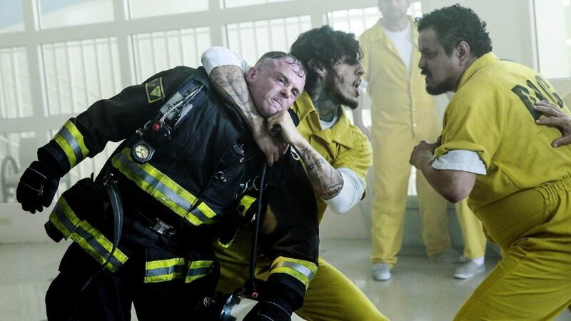 Christopher Hermann (David Eigenberg, l.) wird, während eines Einsatzes im Gefängnis, von einem Gefangenen (Darsteller unbekannt) als Geisel genommen. – Bild: RTL /​ NBC Universal