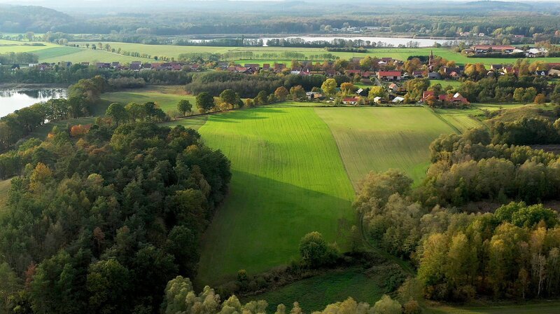 Der kleine Ort Brodowin ist berühmt für den Anbau von Bio Produkten nach Demeter Standard. – Bild: NDR/​Doclights GmbH/​coraxfilm