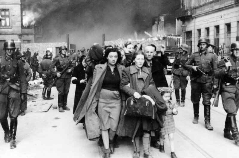 Aufstand im Warschauer Ghetto: Im Mai 1943 treiben Soldaten der deutschen Waffen-SS Jüdinnen und Juden zu einem Sammelplatz für die Deportation. – Bild: AP /​ AP