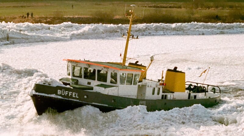 „Büffel“ beim Eisbrechen. – Bild: Karl Dahmen/​Helmut Venus