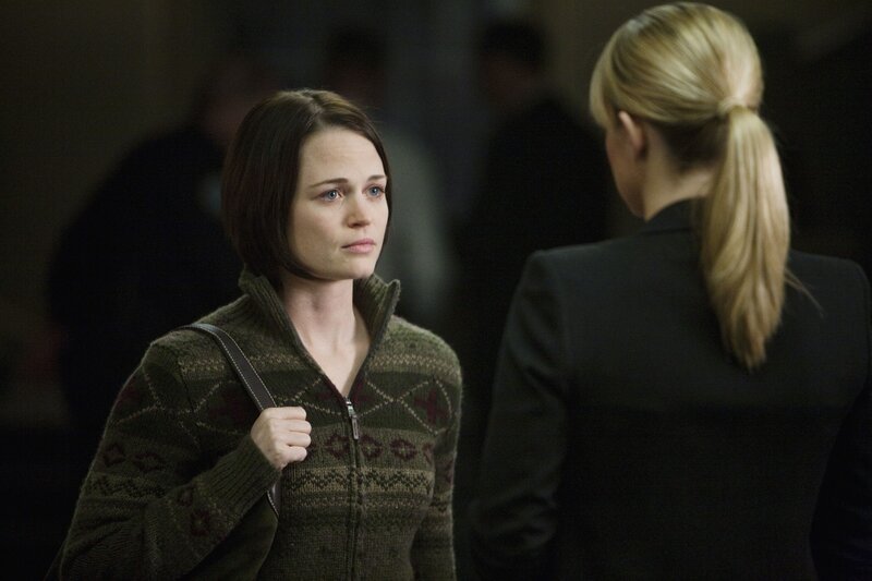 Meg Collins (Sprague Grayden, r.) Ehemann wird in einer Kirche umgebracht. JJ (AJ Cook, l.) und ihre Kollegen werden zur Hilfe gerufen, um den Täter zu stellen … – Bild: ABC Studios