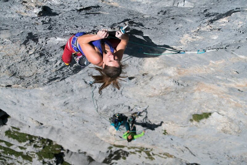 Barbara Zangerl (oben) und Nina Caprez am Weg auf die 4te Kirchlispitze über die Route „Unendliche Geschichte 8b+“. – Bild: ServusTV /​ Johannes Mair /​ Alpsolut Moving Pictures