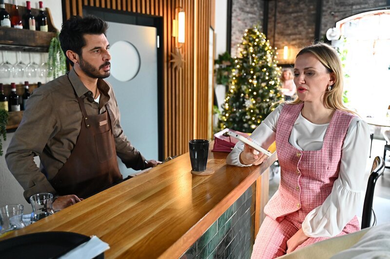 Isabelle (Ania Niedieck) nimmt in Sachen Nathalie das Zepter in die Hand. Links Matteo (Riccardo Angelini). – Bild: RTL /​ Julia Feldhagen