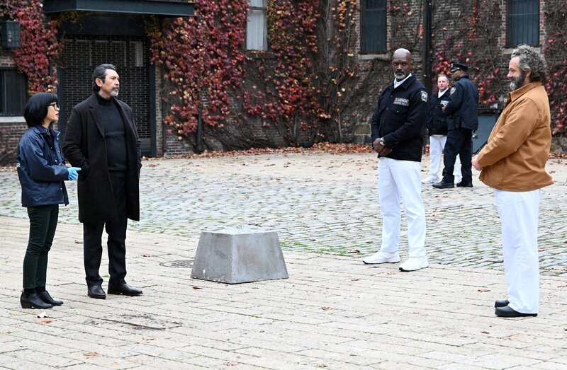 (v.l.n.r.) Dr. Edrisa Tanaka (Keiko Agena); Gil Arroyo (Lou Diamond Phillips); Mr. David (Esau Pritchett); Dr. Martin Whitly (Michael Sheen) – Bild: Warner Bros. Entertainment Inc.