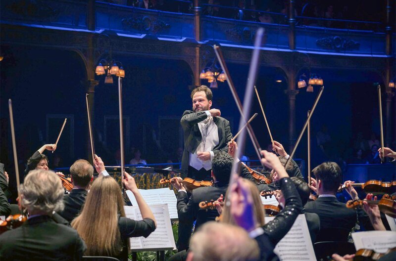Das traditionelle Osterkonzert der Wiener Symphoniker ist erstmals international unterwegs: mit dem neuen Osterfestival „Primavera da Vienna“ im Politeama Rossetti in Triest. – Bild: Niesel-Reghenzani