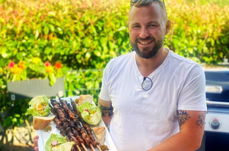 Der ehemalige Rettungssanitäter Michael Ott übernimmt den Friedrichsdorfer Catering-Betrieb „Die Spießer“, bei dem er zuvor schon nebenberuflich ausgeholfen hat und baut ihn zu einem florierenden Geschäft aus. – Bild: HR/​Alexander Balafas