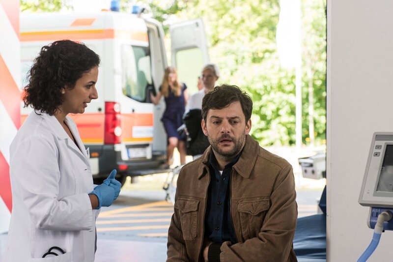 Stefan Laukner wartet zutiefst besorgt vor dem OP. Von ihm erfährt Leyla, dass er sich selbst die Schuld am Unfall der Tochter gibt. Leyla versucht den bekümmerten Mann aufzufangen. – Bild: ARD/​Jens Ulrich Koch