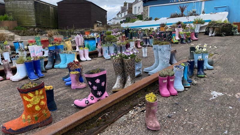 Das schottische Wetter muss man mit Humor nehmen. Der Gummistiefel-Garten von St. Monans an der schottischen Nordseeküste. – Bild: ZDF und arte, Heike Nikolaus