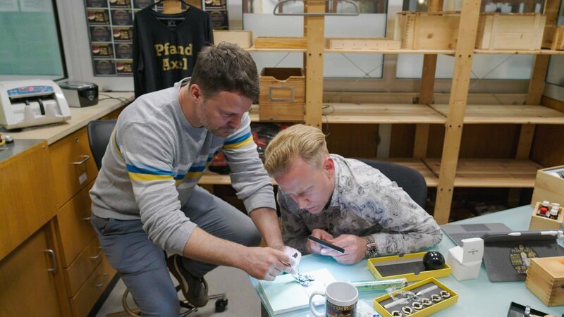 L-R: Axel und Daniel prüfen die Uhrzeit. – Bild: DMAX – Germany