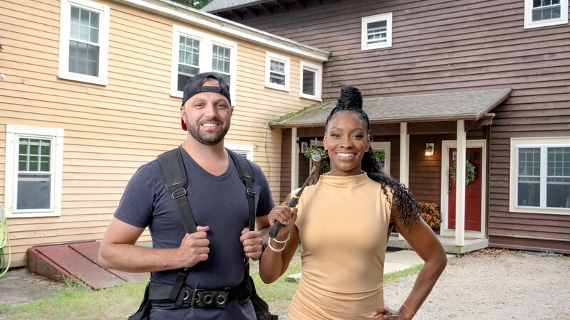 Denese and Mike Butler outside of the Grout home as seen on Fix My Frankenhouse Season 2. – Bild: Warner Bros. Discovery, Inc. or its subsidiaries and affiliates