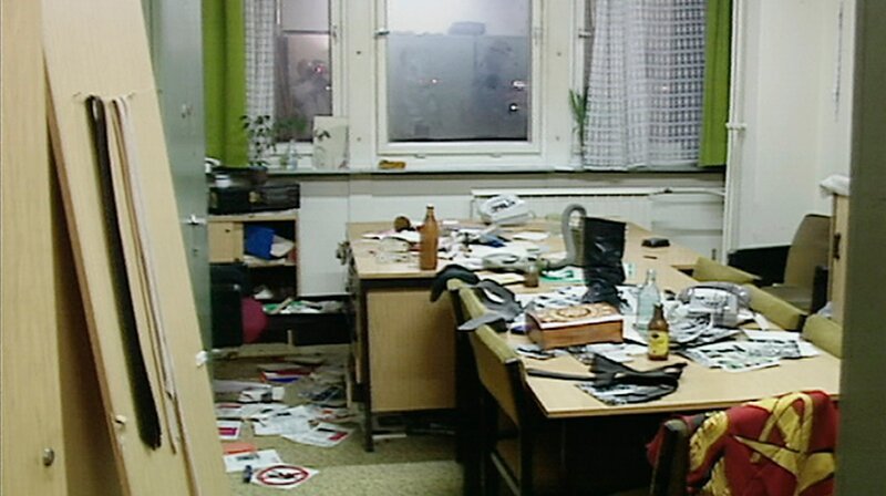 Das Jahr 1990 – Berlin feiert die deutsche Einheit und neue Freiräume entstehen. Demonstranten stürmen die Stasi-Zentrale in Ost-Berlin, die Währungsunion bringt die D-Mark für alle und die Bundesrepublik wird Fußball-Weltmeister. Eine Berlin-Chronik der Superlative: 40 Folgen, von 1961, dem Jahr des Mauerbaus, bis 1999, als Berlin wieder Hauptstadt eines vereinten Deutschland ist. – Die Zentrale der Staatssicherherheit wird gestürmt – Bild: rbb