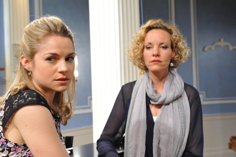 Marlene (Lucy Scherer, l.); Natascha (Melanie Wiegmann, r.) – Bild: Ann Paur