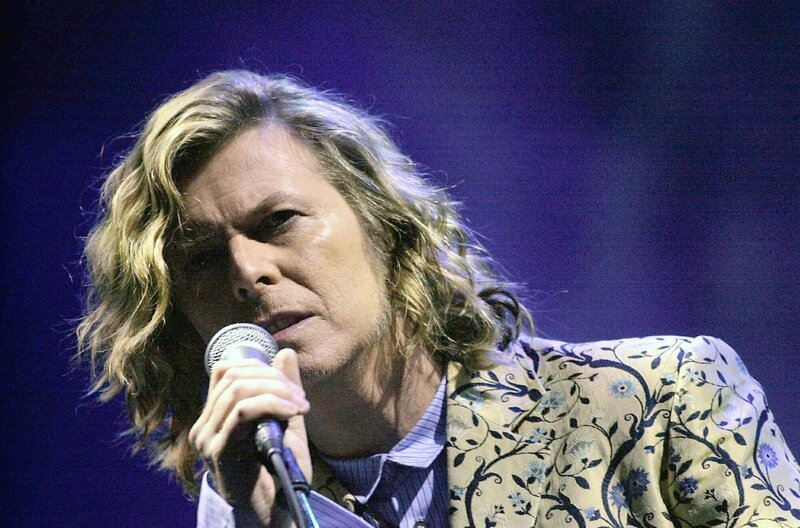 David Bowie tritt im Jahr 2000 beim Glastonbury Festival in England auf – ein grandioses Comeback. – Bild: Toby Melville