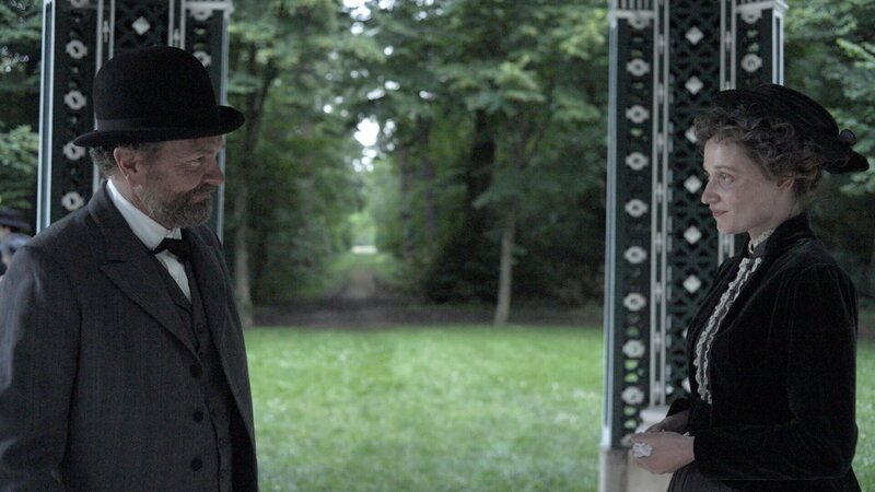 Per Lasson als Alfred Nobel und Lili Winderlich als Bertha von Suttner. – Bild: ORF/​Ranfilm