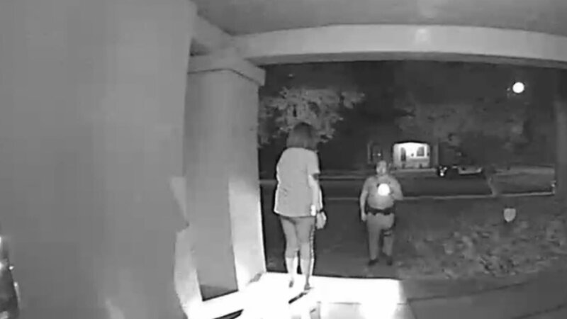 Home Intruder confronted by a police officer – Bild: Lion Television, LLC.