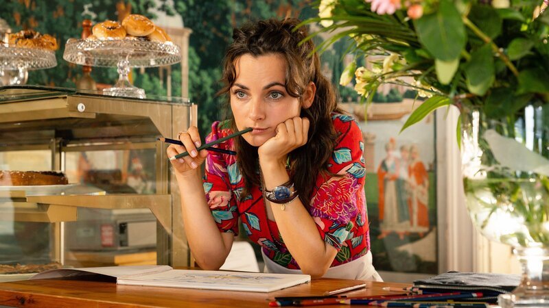 Jette (Paula Schramm) zeichnet leidenschaftlich gerne, immer und überall, sogar bei ihrer Arbeit im Café. – Bild: ZDF und Arvid Uhlig