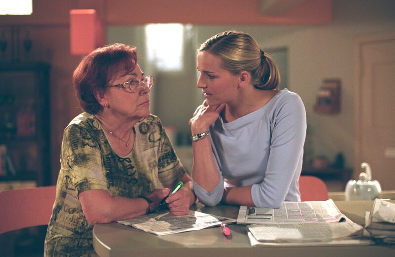 Omi Ursula (Annemone Haase, l.) unterstützt Bianca (Tanja Wedhorn, r.) bei der Stellensuche. – Bild: ZDF und Britta Krehl