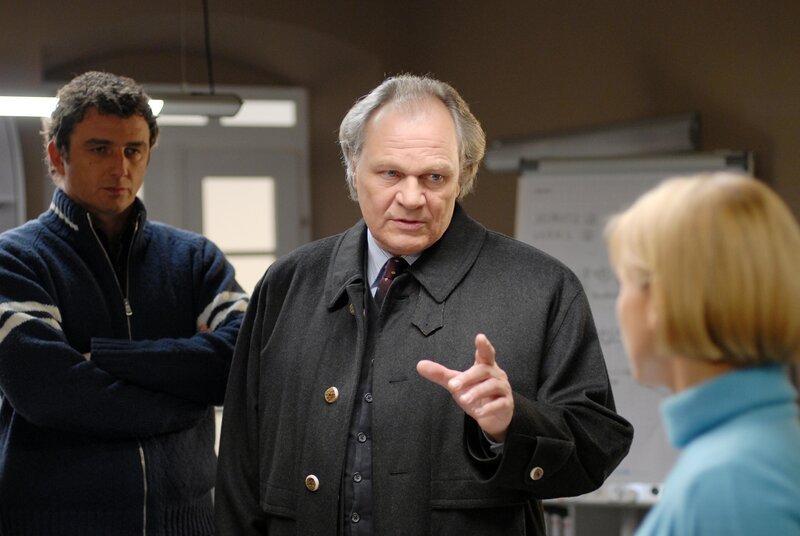 „Soko Kitzbühel“, „Wunderski.“ Als der ehemalige Skirennläufer Bernd Pichler nach einem kurzen Telefonat die Skihütte verlässt und zu Tal fahren will, stürzt er, zu einem plötzlichen Ausweichmanöver gezwungen, zu Tode. Obwohl zunächst alles nach einem tragischen Unfall aussieht, wird der Soko bald klar, dass Pichler ermordet wurde. Die Ermittlungen konzentrieren sich auf den Skifabrikanten Karl Felber und dessen Sohn Christoph, in dessen Auftrag Pichler ein neues, revolutionäres Skimodell testete. Aber auch Karl Felbers junge Frau und der Bruder des Toten, Ludwig Pichler, scheinen stichhaltige Tatmotive zu haben. Im Bild (v.li.): Hans Sigl (Andreas Blitz), Michael König (Karl Fellner), Kristina Sprenger (Karin Kofler). – Bild: ORF/​BEO-Film/​Bernd Schuller