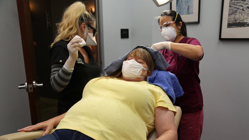 Dr. Lee and assistant work on Stacie’s head – Bild: Discovery Communications, LLC