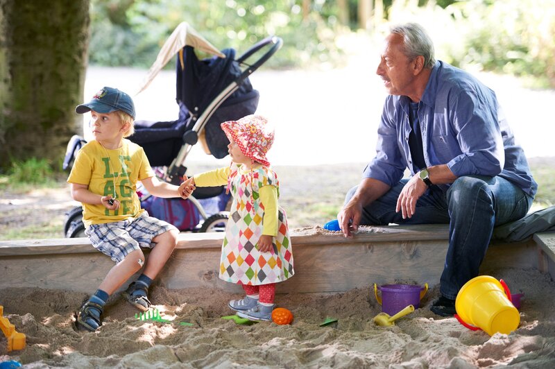 On the right: Wilfried Stubbe (Wolfgang Stumph) – Bild: ZDF und Sandra Hoever