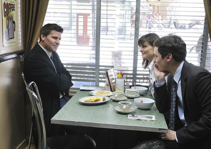 (v.l.n.r.)Booth (David Boreanaz); Brennan (Emily Deschanel); Sweets (John Francis Daley). – Bild: Fox and its related entities /​ Richard Foreman