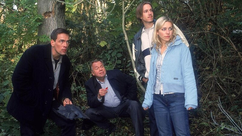 Die Kommissare Bonhoff (Wolfgang Krewe, li.) und Kehler (Wolfgang Bathke, 2.v.li.) konfrontieren die Freunde von der getöteten Iris, Dora (Julia Dietze) und Hans (Christian Wunderlich), mit der angeblichen Unfallstelle. – Bild: MG RTL D /​ Rolf Baumgartner