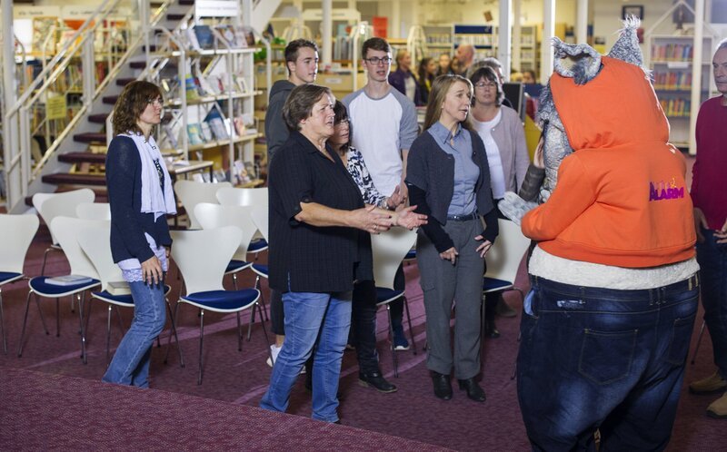 Nicht nur, dass keiner mit dem TanzTapir tanzen möchte, zu allem Überfluss erzeugen seine Schuhsohlen einen komischen Sound und die Büchereibesucher rasten aus. – Bild: KiKA/​MingaMedia/​Holger Kast