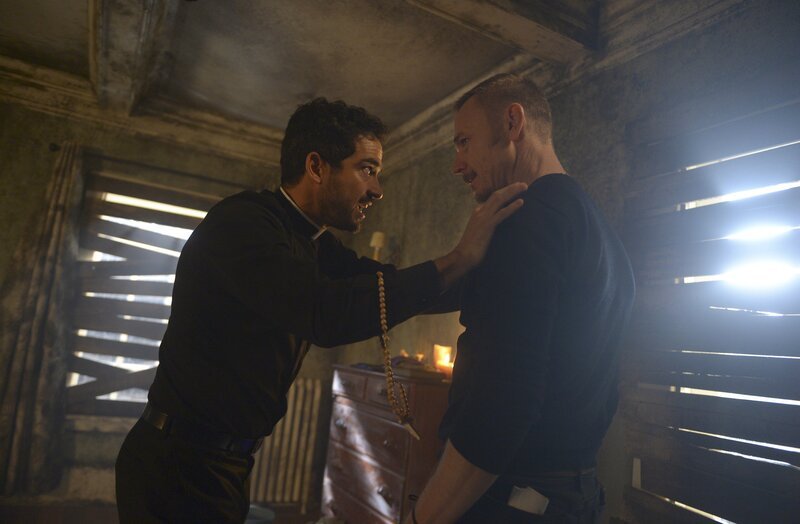 Der Dämon versucht, Pater Tomas (Alfonso Herrera, l.) und Marcus (Ben Daniels, r.) gegeneinander auszuspielen, indem er Marcus’ Vergangenheit zur Sprache bringt. Doch die beiden ahnen nicht, dass er noch weitaus Schlimmeres plant … – Bild: 2017 Fox and its related entities. All rights reserved. Lizenzbild frei