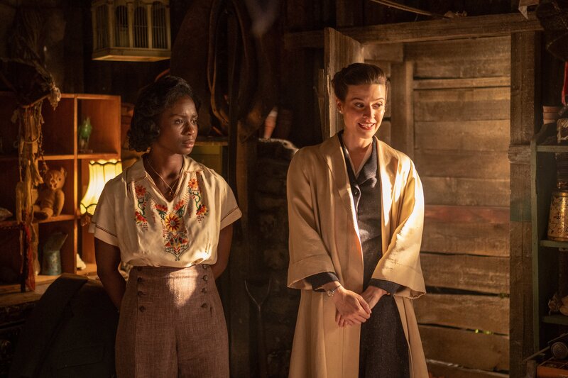 Georges Mutter Fanny (Ann Akinjirin) lässt die Psychiaterin Dr. Graves (Emma Paetz) mit den Kindern sprechen. – Bild: ZDF und James Pardon