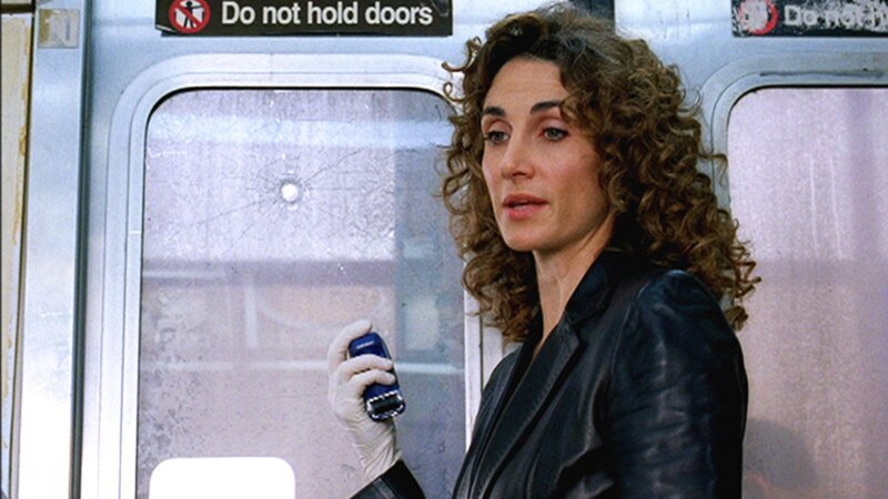 Detective Stella Bonasera (Melina Kanakaredes) findet heraus, dass die tödliche Kugel von außerhalb des Zuges abgefeuert wurde. – Bild: RTL Crime