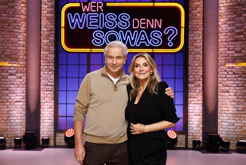 Die Kandidati:innen in dieser Sendung: Der ehemalige regierendern Bürgermeister von Berlin, Klaus Wowereit (l.) und die Sängerin und Fernsehmoderatorin Kim Fisher (r.) – Bild: ARD/​NDR/​UFA SHOW & FACTUAL/​Morris Mac Matzen