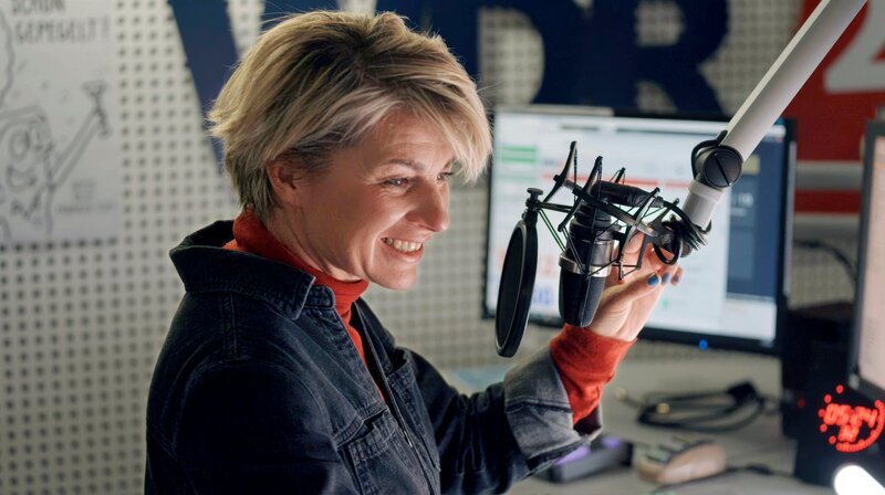 Die Dokumentation ist eine unterhaltsame und emotionale Zeitreise – vom Schwarz-Weiß-Fernsehen bis zum digitalen Zeitalter. Sie zeigt, warum der WDR als größter Sender der ARD weit mehr ist als ein Medienhaus: Er ist Teil des Alltags, der Kultur und der Identität in Nordrhein-Westfalen. – Sabine Heinrich, gebürtig aus Unna, konnte gar nicht glauben, dass der WDR sie als Moderatorin wollte. „Ich hab gedacht, die meinen mich gar nicht …Die verwechseln mich.“ – Bild: WDR