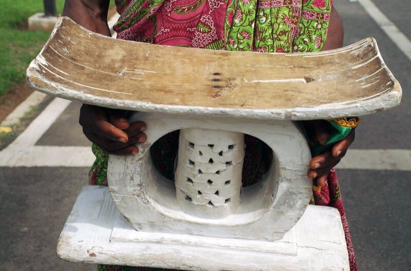 Anfang des 20. Jahrhunderts sollte in Ghana ein mythischer Gegenstand die Macht der britischen Kolonialherren ins Wanken bringen: ein goldener Stuhl. – Bild: Elephant Doc