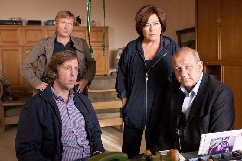Müssen einen Mord aufklären, der für Ekki (Oliver Korittke, l.) persönlicher wird, als ihm lieb ist: Overbeck (Roland Jankowsky, 2.v.l.), Kommissarin Springer (Rita Russek, 2.v.r.) und Wilsberg (Leonard Lansink, r.) … – Bild: ZDF/​Thomas Kost