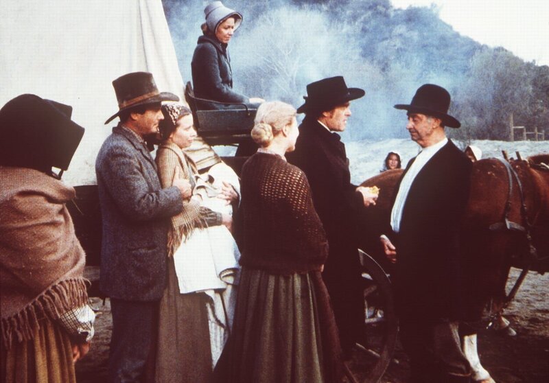 Prediger Bob (James Griffith, r.) übergibt Dr. Baker (Kevin Hagen, 2.v.r.) als Dank für seine Hilfe das Gold, das die Geretteten gesammelt haben. – Bild: Sat.1 Gold