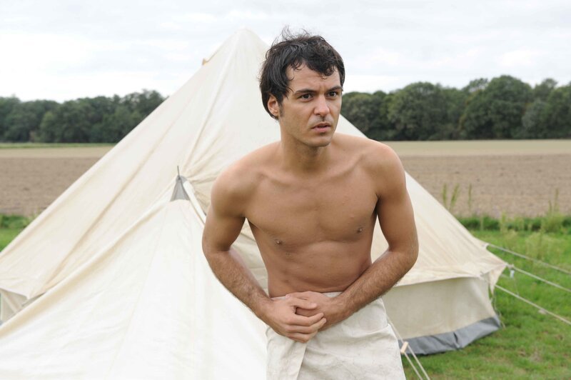 Maik (Sebastian König) stellt sich den nackten Tatsachen … – Bild: SAT.1 /​ Claudius Pflug