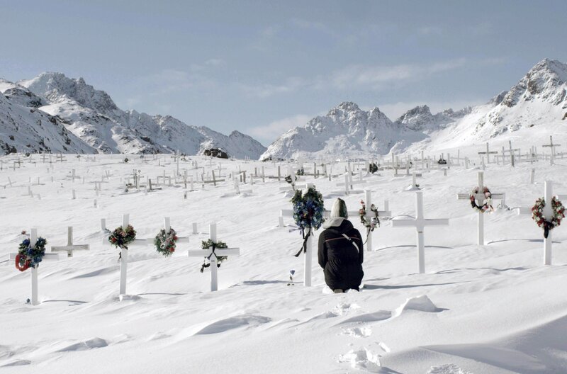 Gräber im Eis: Jeder Grönländer hat in seiner Familie und im Bekanntenkreis Selbstmorde erlebt. – Bild: NDR/​Vidicom/​Bardehle