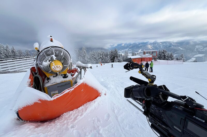 Schneekanonen. In der Dokumentation wird gezeigt wie der technische Schnee hergestellt wird. – Bild: ORF