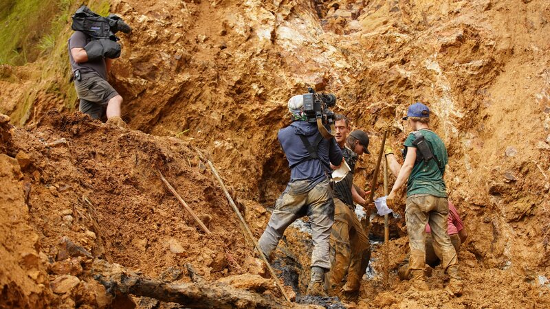 Behind the scenes wide shot of 2 cameramen filming (L-R) Sam, Parker, Karla, Fred in Edie Creek – Bild: Discovery Channel /​ Discovery Communications LLC