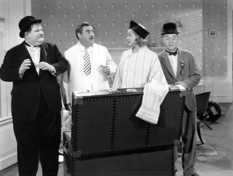 Oliver Hardy, Billy Gilbert, Patricia Ellis, Stan Laurel. – Bild: ORF III
