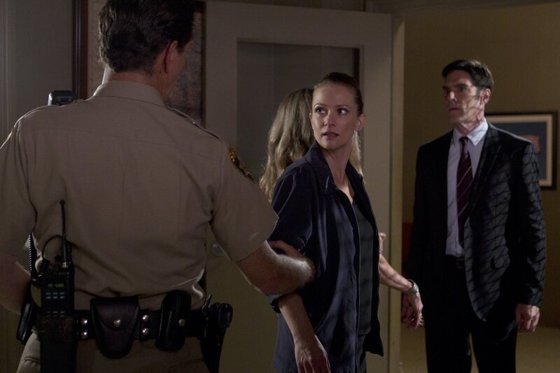 Haben JJ (A. J. Cook, M.) und Hotch (Thomas Gibson, r.) in Deputy Marty Bennett (Brady Smith, l.) den Täter gefunden, nach dem sie suchen? – Bild: American Broadcasting Companies, Inc.