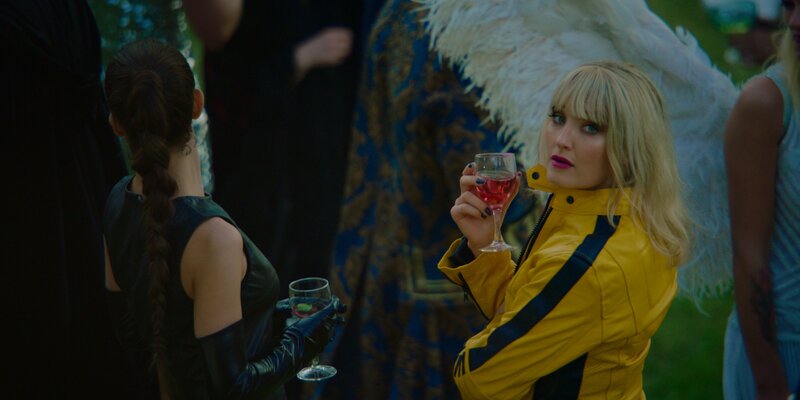 Celine (Ine Wilmann, r.) und Hermines (Agnes Kittelsen, l.) plötzliches Auftauchen auf dem Maskenball sorgt für eine böse Überraschung. Denn die beiden haben sich einen Plan überlegt, um sich bei ihren Ex-Männern zu revanchieren. – Bild: Fremantle Norway /​ ZDF