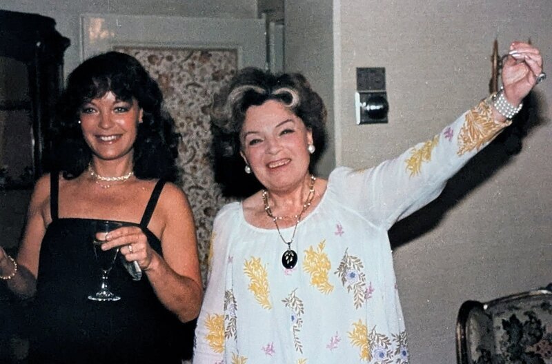 Magda Schneider (re.) feiert ihren 70. Geburtstag am 17. Mai 1979 mit ihrer Tochter Romy (li.). – Bild: Margot Müller Magda Schneider (re.) feiert ihren 70. Geburtstag am 17. Mai 1979 mit ihrer Tochter Romy (li.). – Bild: Margot Müller