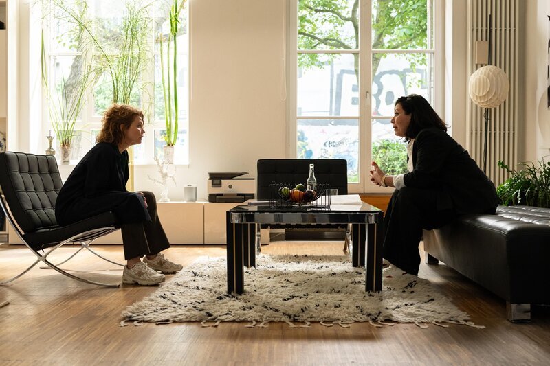 Annette Frier (l.); Julia Tannhauser (Jasmin Shakeri, r.) – Bild: Joyn /​ Michael Kötschau