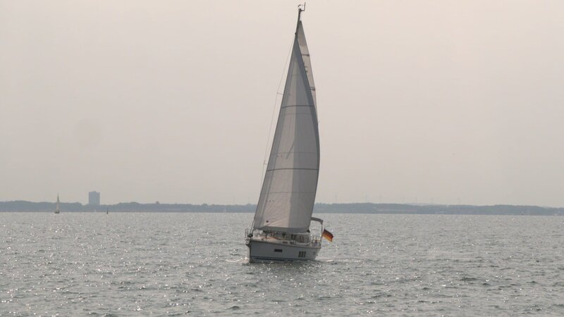 Wer träumt nicht davon dem Sonnenuntergang als Kapitän einer Yacht entgegen zu segeln? – Bild: MG RTL D