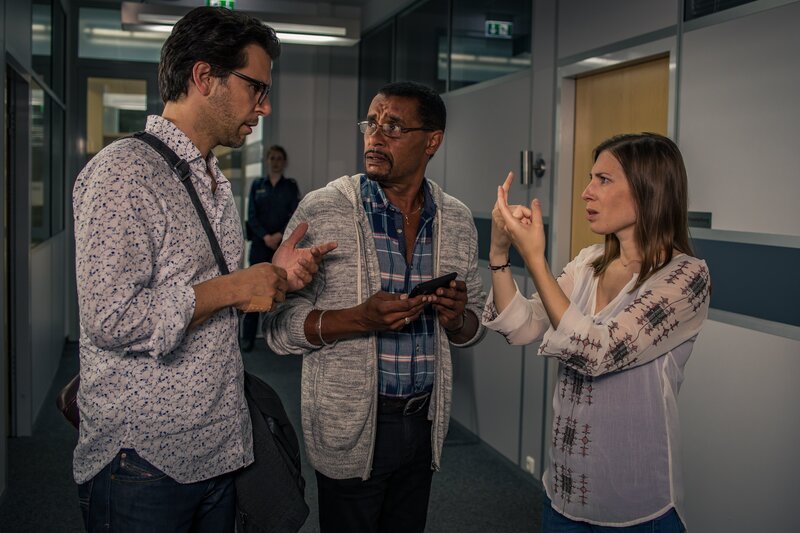 Dr. Weissenböck (Florian Odendahl, l.) und Franz Ainfachnur (Christofer v. Beau, M.) fangen Annika Pietsch (Esther Maria Pietsch, r.) ab, die mit Neuigkeiten ins Präsidium kommt. – Bild: ZDF/​MARKUS SAPPER