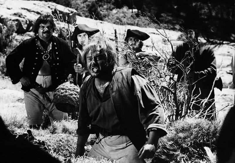 Enttäuscht stehen die Piraten vor der leeren Grube, die einmal Flints Schätze beherbergt hat. Wütend springt Tom Morgan (Roger Comont) hinein und findet noch zwei lausige Guineen. – Bild: ZDF und Georg Meyer-Hanno