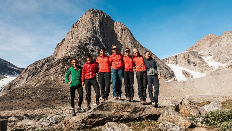 SRF DOK Das Expeditionsteam Grönland Das Expeditionsteam Grönland – In mystischen Fjorden Folge 5 Gruppenbild Expeditionsteam 2025 – Bild: SRF/​Ramona Waldner